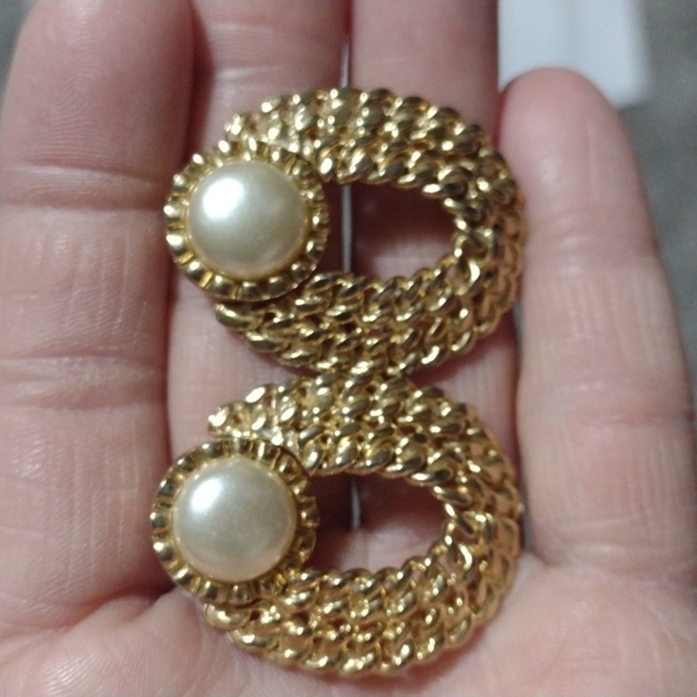 VINTAGE 80s DOOR KNOCKER LOOP GOLD-TONE FAUX IVORY PEARL POST DROP 1.3" EARRINGS - Picture 6 of 8